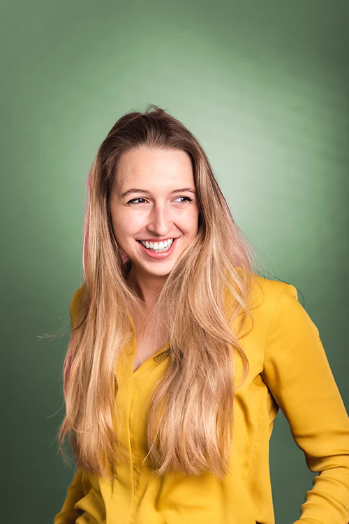 Kim Waas Heilpraktikerin (Profilbild) vor grünem Hintergrund