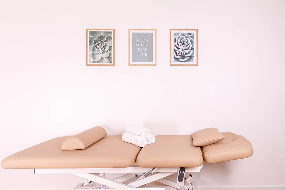 Therapieliege mit 3 Bildern in der Heilpraxis Waas